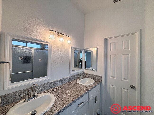 Building Photo - Beautiful 4 Bedroom Home In Rosedale!