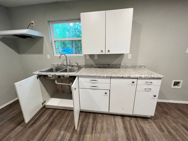 Building Photo - 3 Bed 2 Bath House