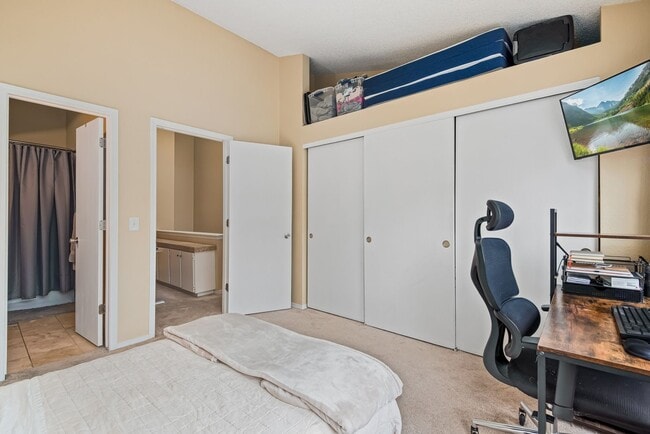 Building Photo - Charming 2BR Townhome in Denver