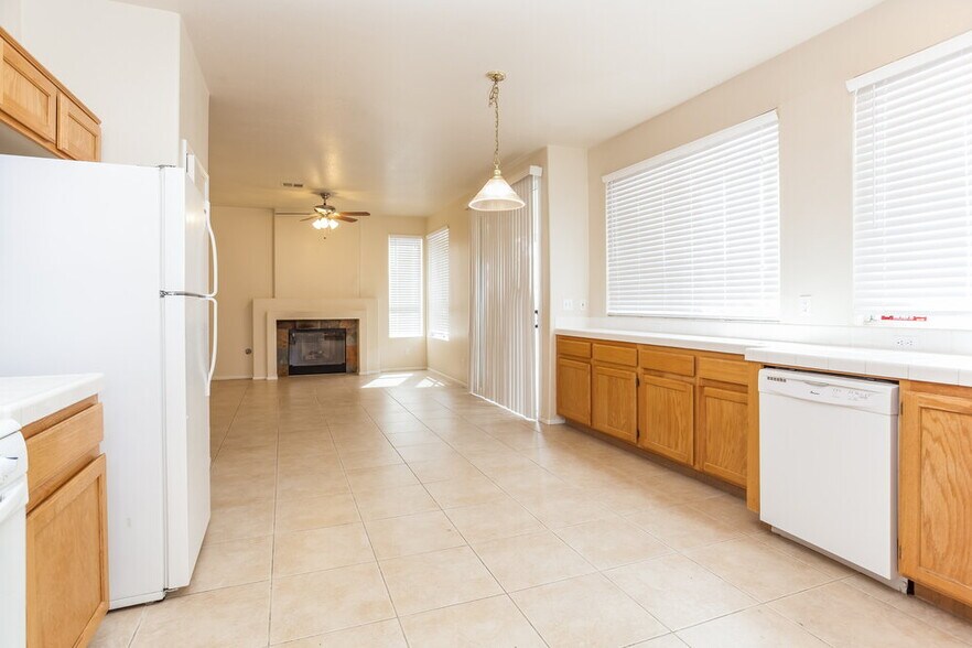 Building Photo - 2413 Bloomington Dr