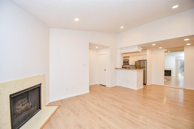 Building Photo - 11201 Lynbrook Dr