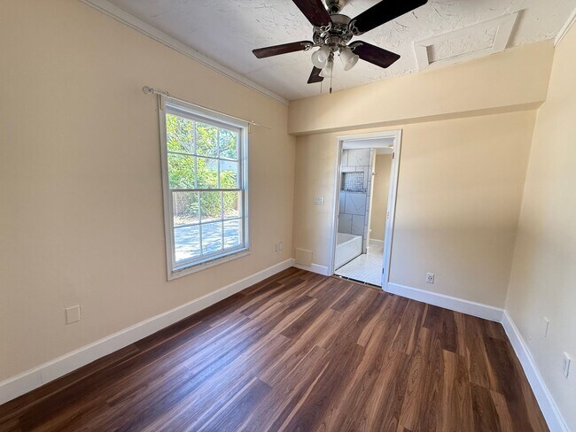 Building Photo - 3/2 Cottage Available! No deposit if qualified!