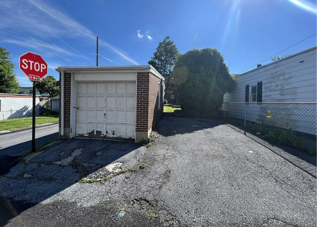 Building Photo - This beautifully remodeled single-family r...