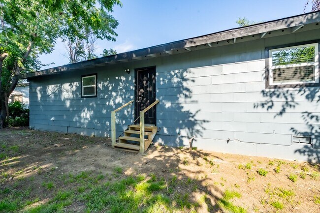 Building Photo - Newly Renovated 3bed 2bath