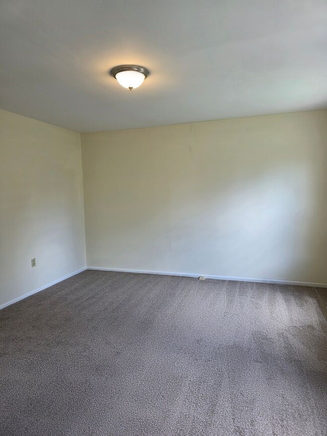 Building Photo - 13 Farland Way
