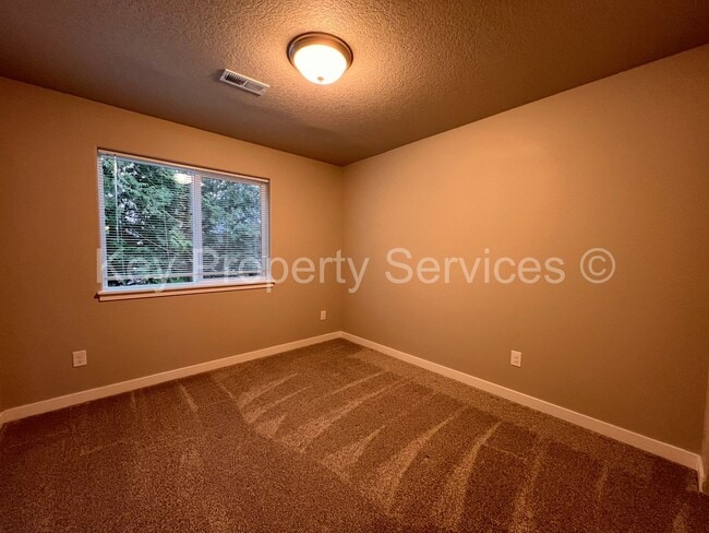 Building Photo - Spacious Townhome in Central Vancouver Location!