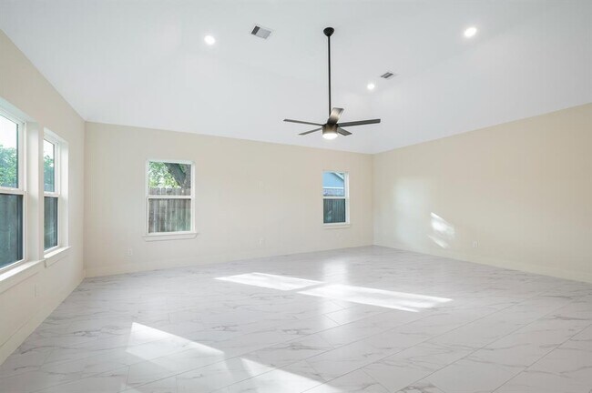 Building Photo - 16346 Summer Dawn Ln
