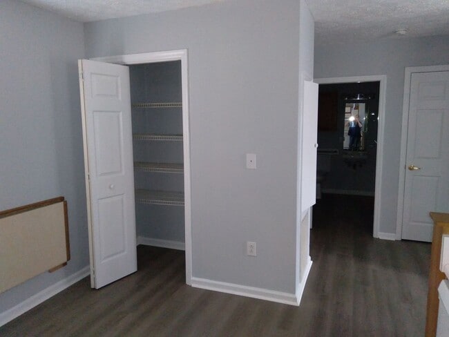 Building Photo - 2 Bedroom, 1 bath apartment - Downstairs U...