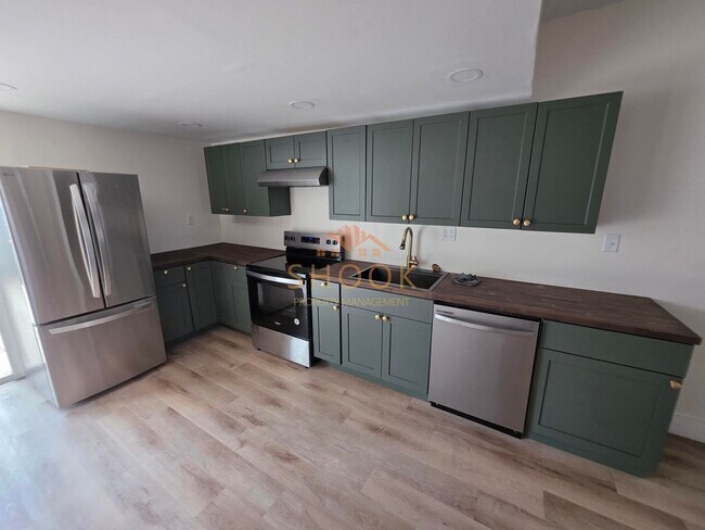 Building Photo - ASK ABOUT OUR MOVE-IN SPECIAL! COMPLETELY ...