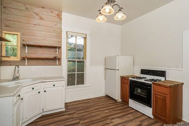 Building Photo - 115 E Lambert St