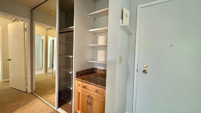 Building Photo - Well-maintained 2bd 1.5 ba  with plenty of...