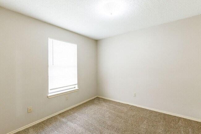 Building Photo - 6411 York Dr