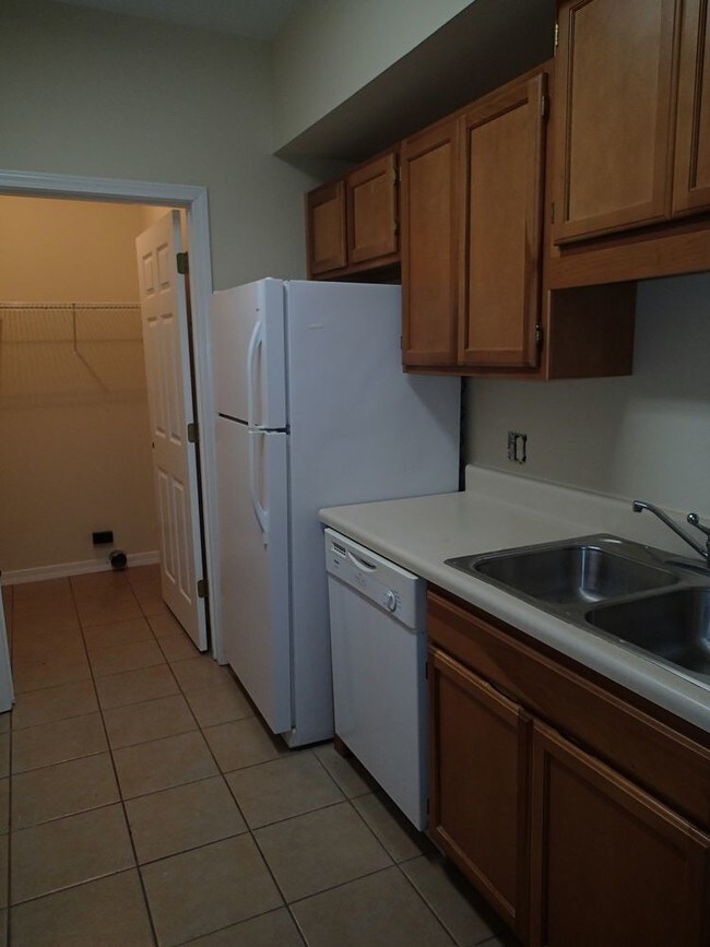 Building Photo - Great 2 Bedroom Unit at Creets Crossing
