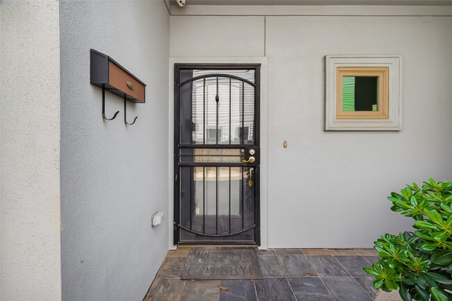 Building Photo - 1107 St Charles St