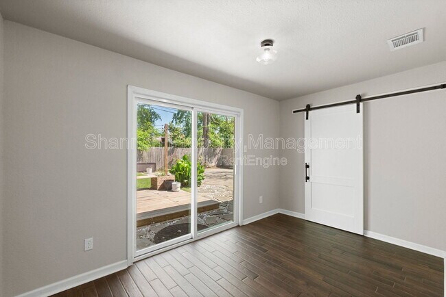 Building Photo - 709 E 41st St