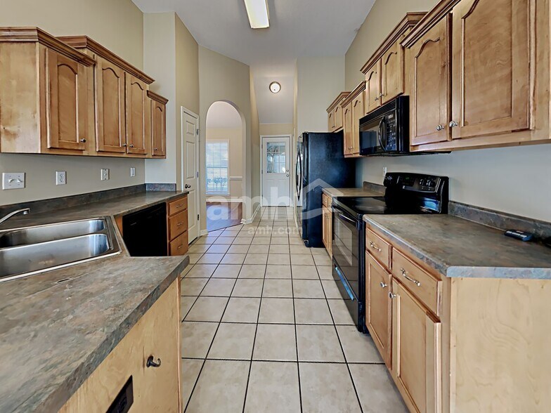 Building Photo - 8981 Oak Grove Blvd