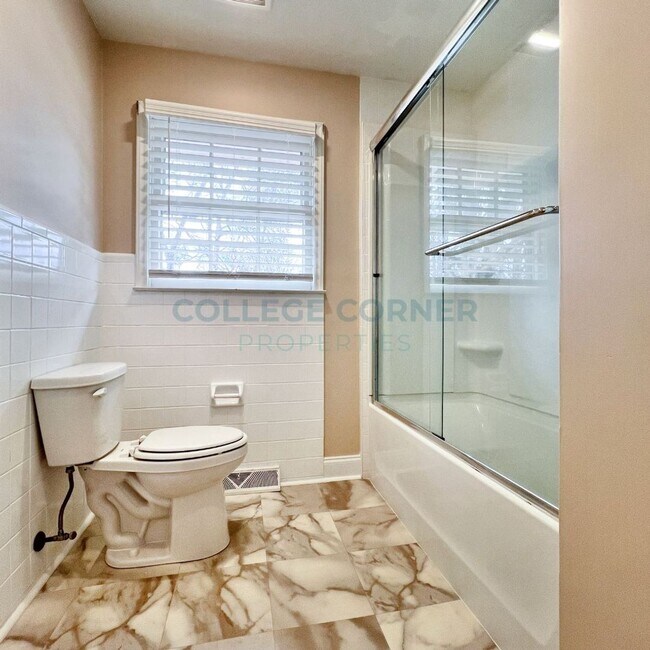 Building Photo - 830 Delmonte Dr NW