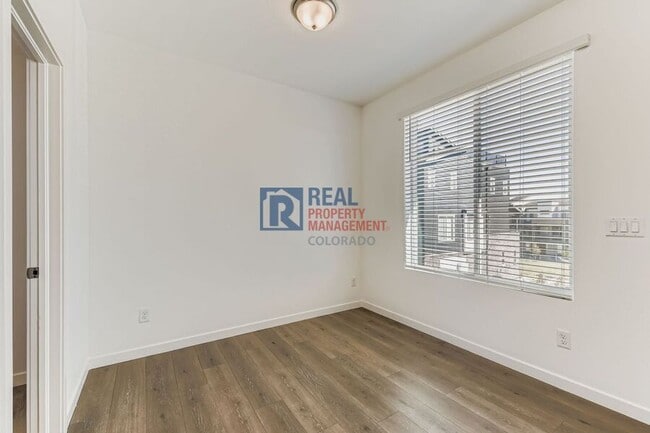 Building Photo - 1747 Peak Lp