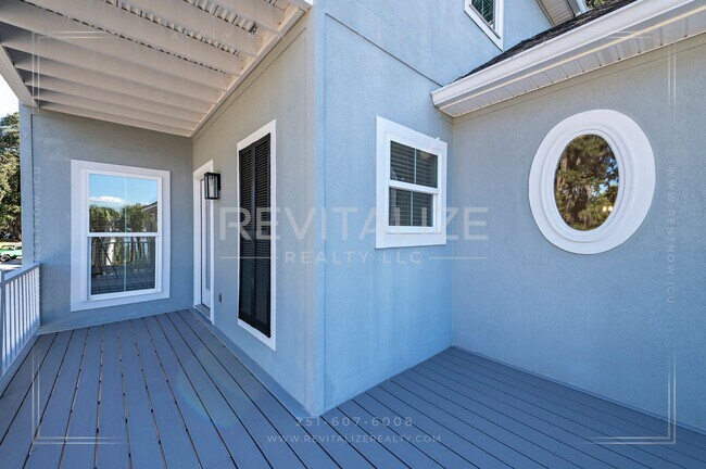 Building Photo - Charming 3-Level Home with Water Access in Daphne, AL