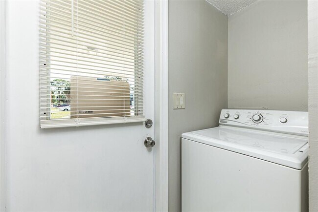 Building Photo - 2517 E Stanley Matthew Cir