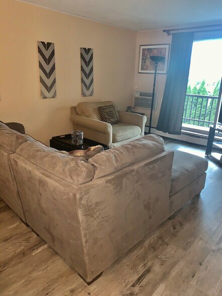 Building Photo - 140 Kenrick St