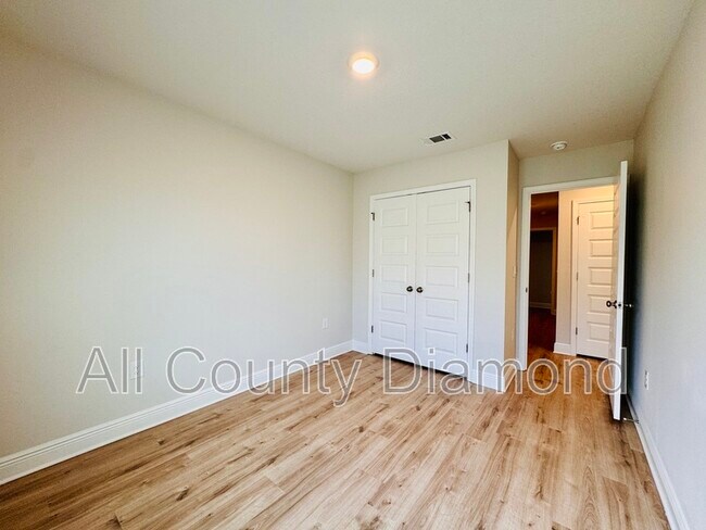 Building Photo - 10 Renea Cv