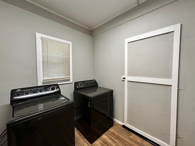 Building Photo - Wascher  Duplex