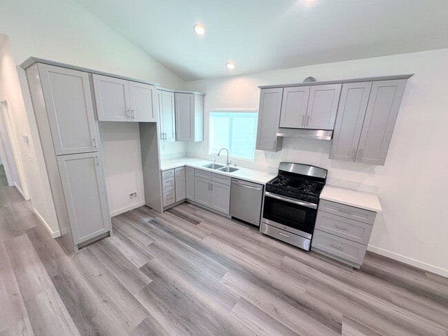 Building Photo - Spacious 3bd/2ba detached REAR home/unit in Lake Balboa!