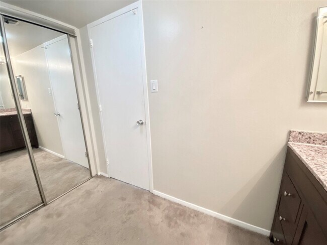 Building Photo - 2016 Main St