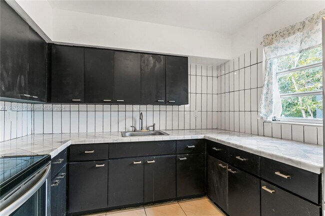 Building Photo - 560 NE 158th St