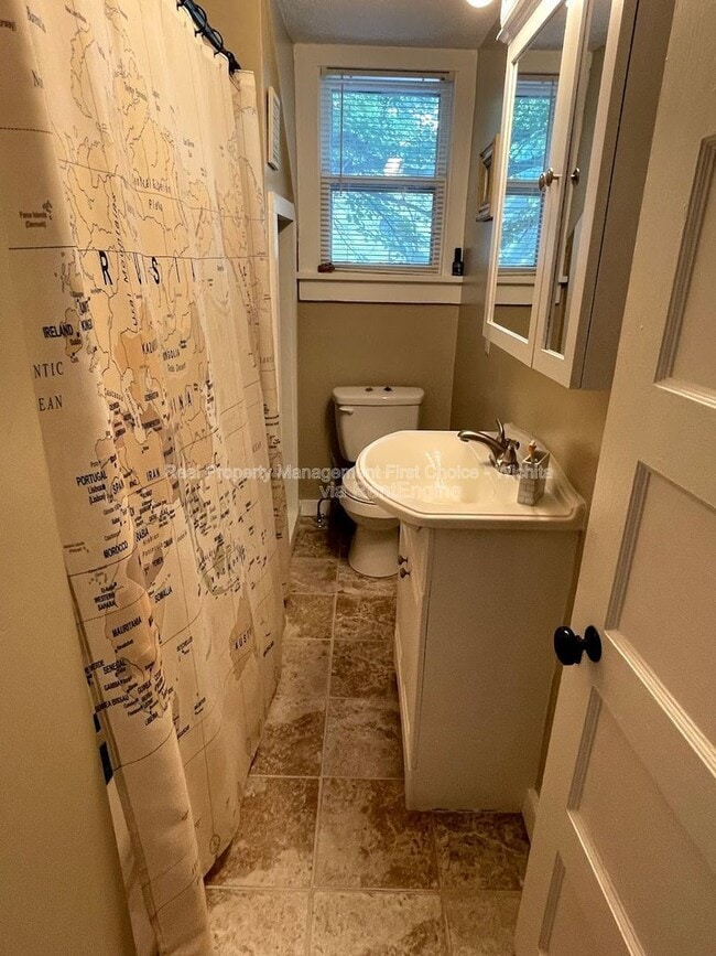 Building Photo - 830 S Fern St