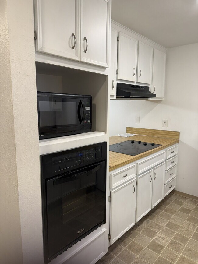 Building Photo - "Spacious 2-Bedroom with 1.5 Baths in the Heart of Kent – 1072 Sq Ft of Comfort!"