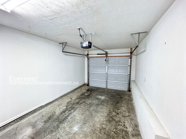Building Photo - 102 Antler Ridge Cir