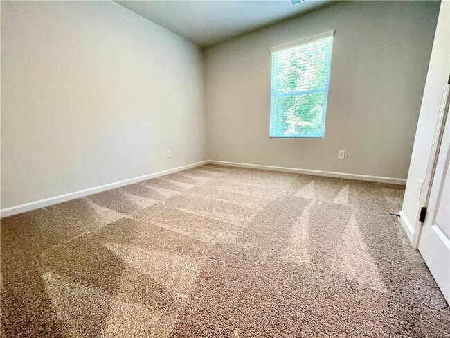 Building Photo - 667 Summerwood Ln