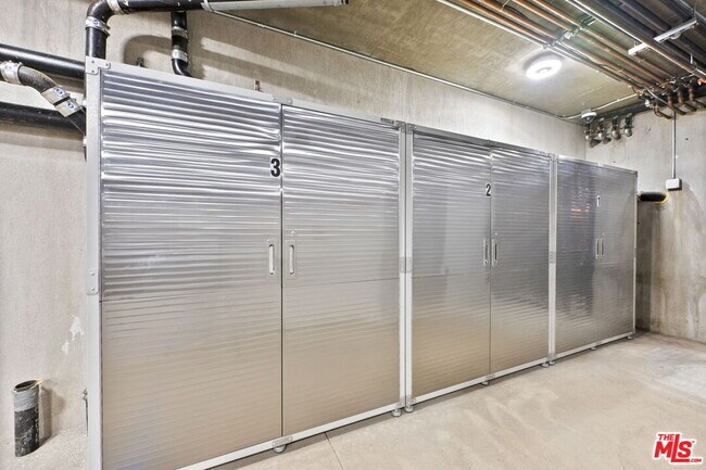 Building Photo - 621 Kings Rd