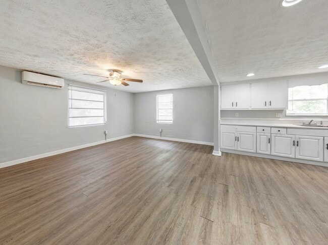 Building Photo - 322 Hillcrest St