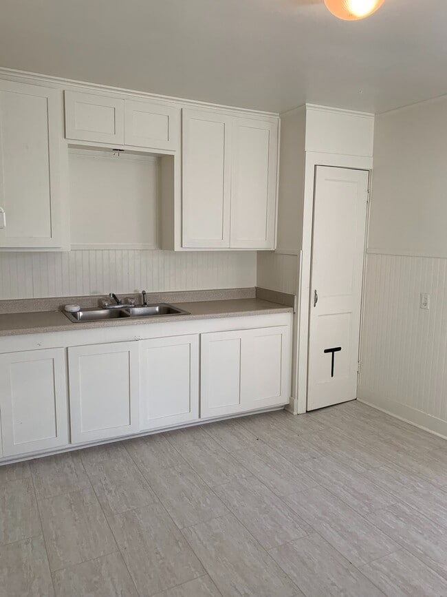 Building Photo - 3/2 fence yard kilgore pet friendly