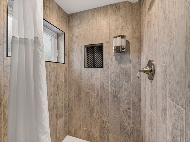 Building Photo - 823 S 900 E