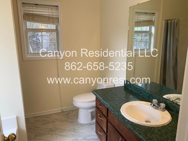 Building Photo - Beautiful 3b Room!Move in ready!