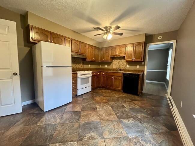 Building Photo - 220 Austinville Rd SW