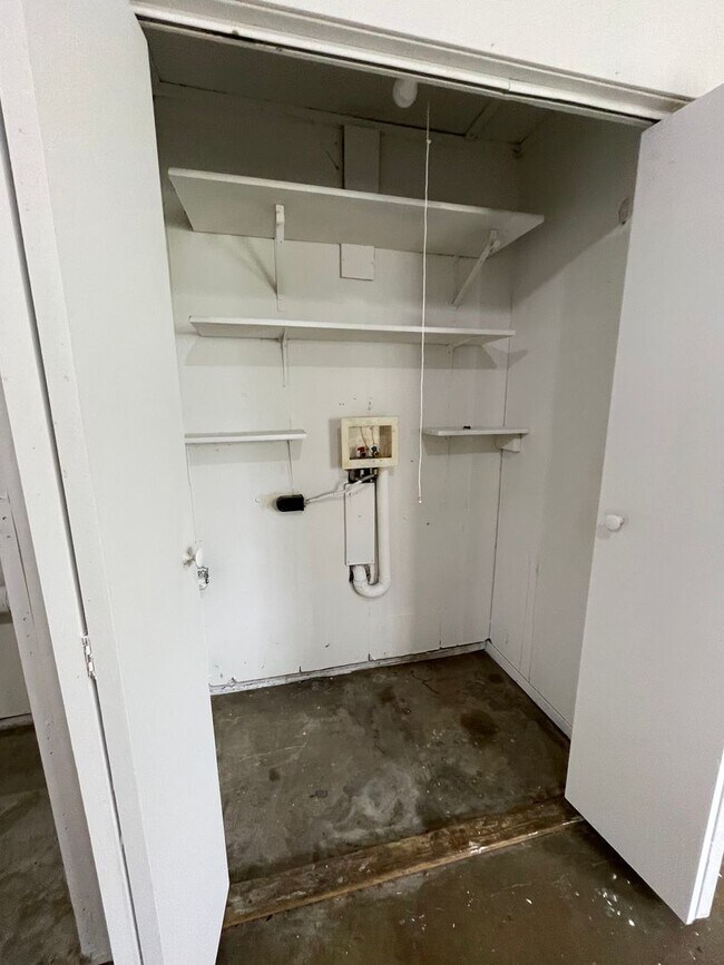 Building Photo - 4-Bedroom Home on the South Side - Available In May