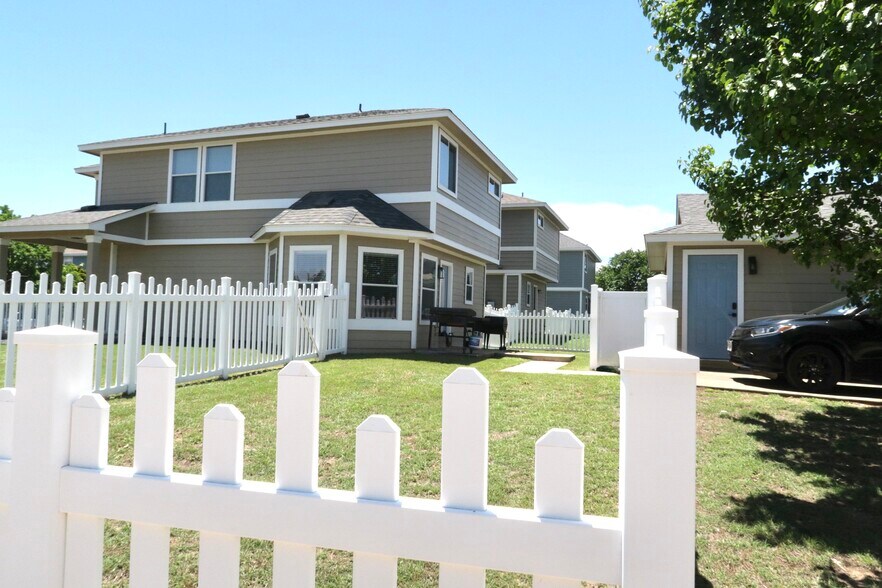 Building Photo - 500 Rolling Oak Dr