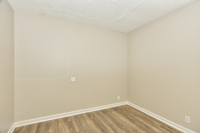 Building Photo - 4689 Long Branch Rd