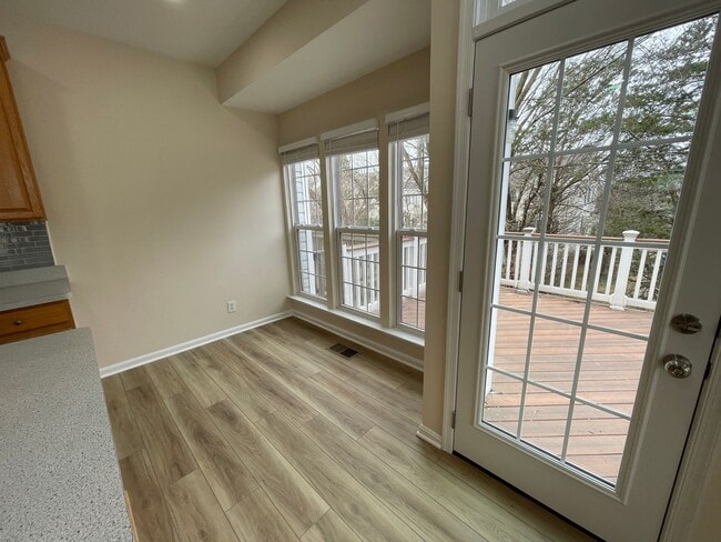Building Photo - Elegant And Spacious 3 Bed 3.5 Bath Townhome In Vibrant Loudon Parkway Center