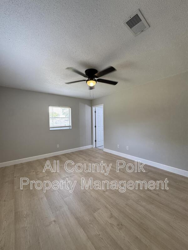 Building Photo - 2255 E Helen Cir