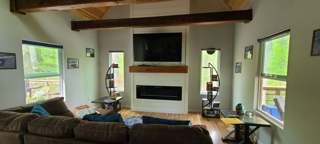 Building Photo - Short-Term Rental - Less than 10mins from ...
