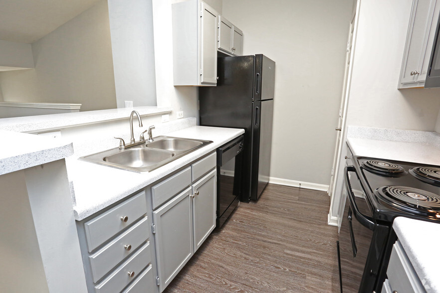 1BR, 1BA - 807 SF - Kitchen - Lakeview Apartments