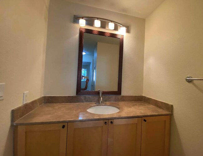 Building Photo - $2,900 - 2 Bedroom, 2 Bathroom Condo in the Heart of UTC La Jolla