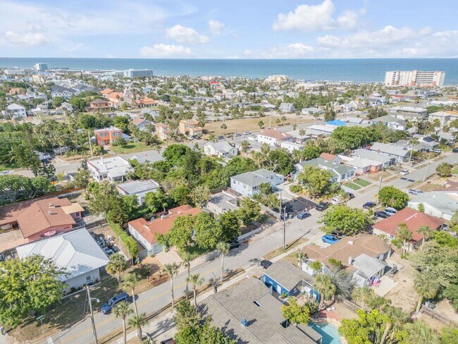 Building Photo - Renovated Spanish-Style 2/1 Beach Bungalow...