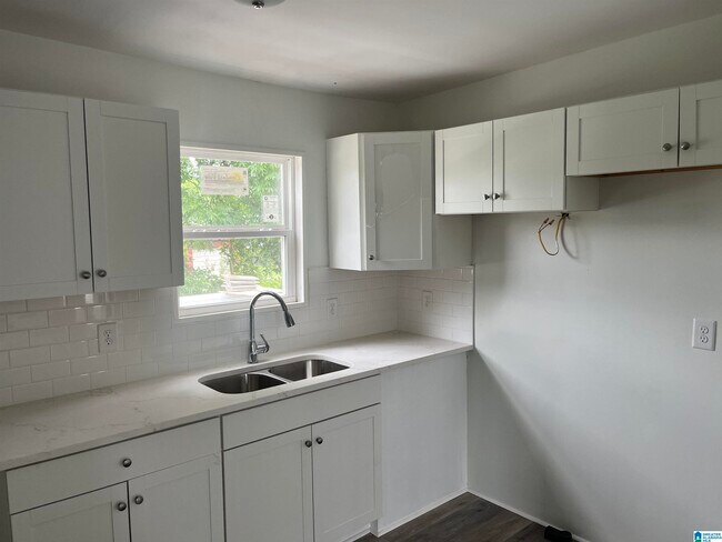 Building Photo - 2526 Lee Ave SW
